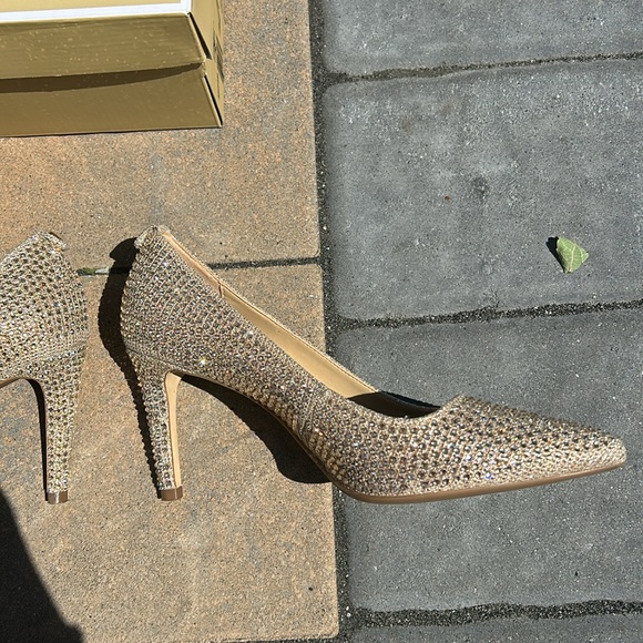 Michael Kors Dorothy Flex Pump - Picture 5 of 10